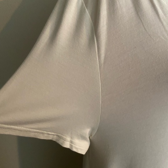 NWT KLD V-Neck Off White T- Shirt with Silver‎ Grommets, Size M - Picture 8 of 8